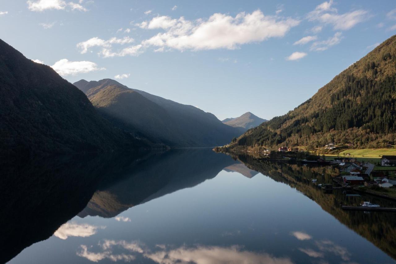 Fjaerland Fjordstove Hotell - Huseby Hotelldrift As Exteriör bild