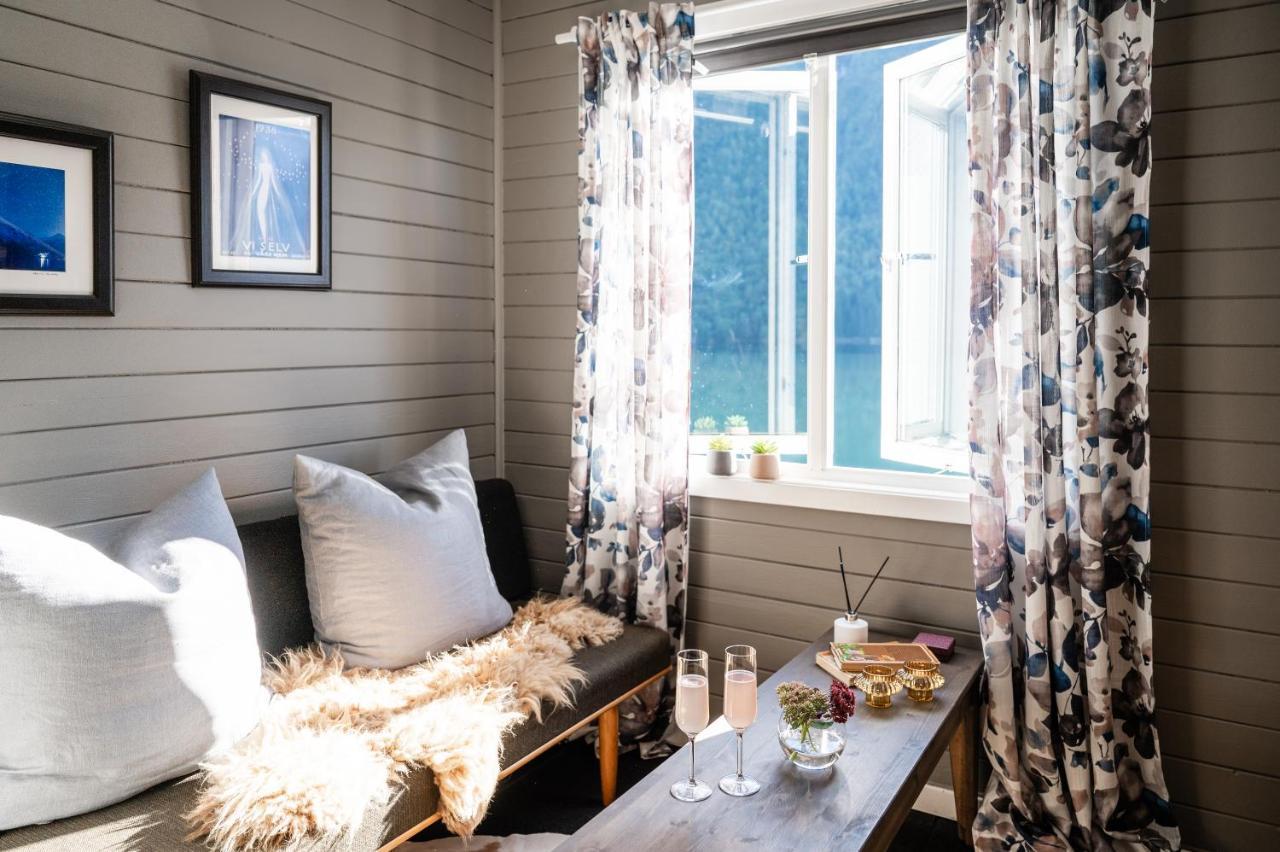 Fjaerland Fjordstove Hotell - Huseby Hotelldrift As Exteriör bild