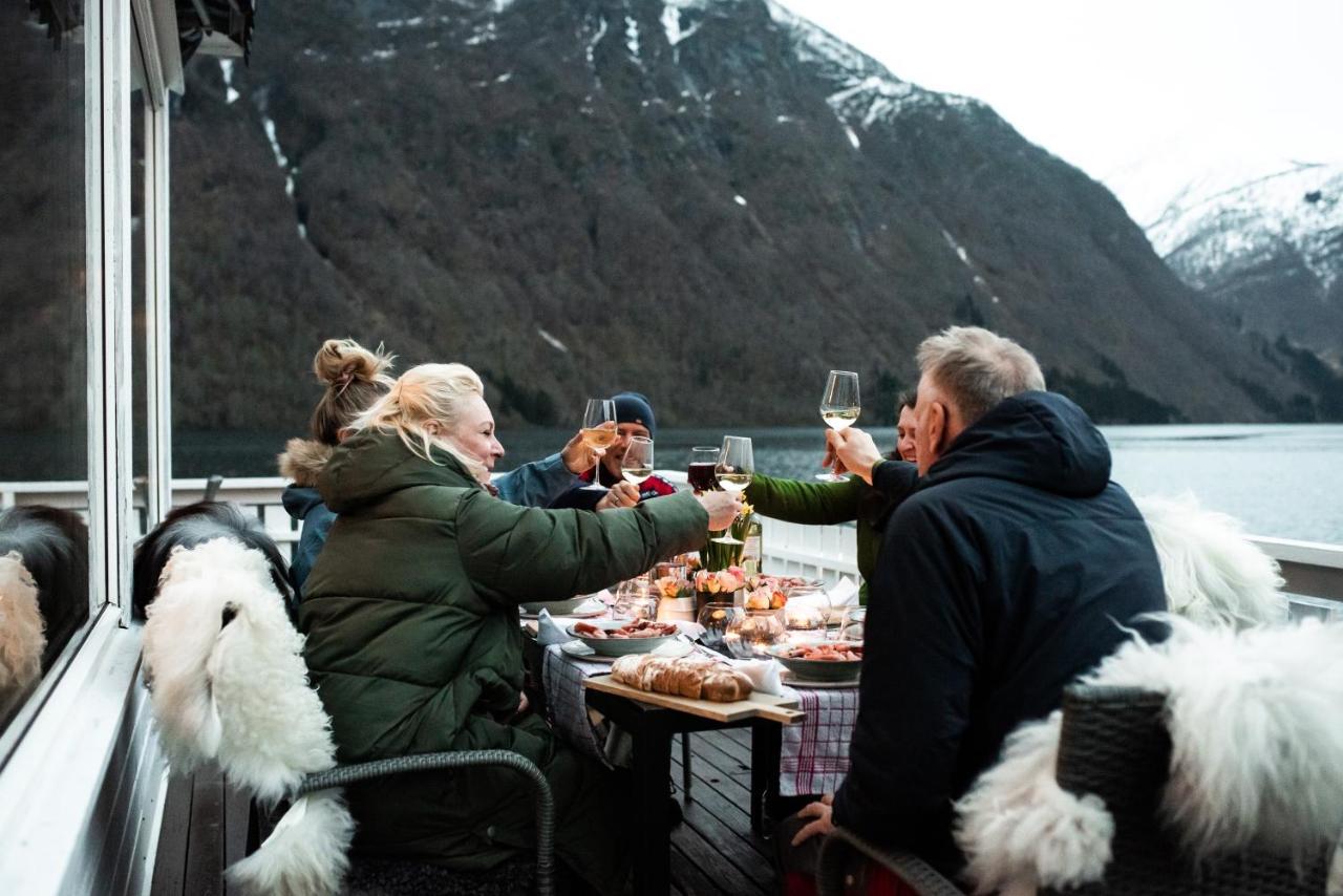 Fjaerland Fjordstove Hotell - Huseby Hotelldrift As Exteriör bild