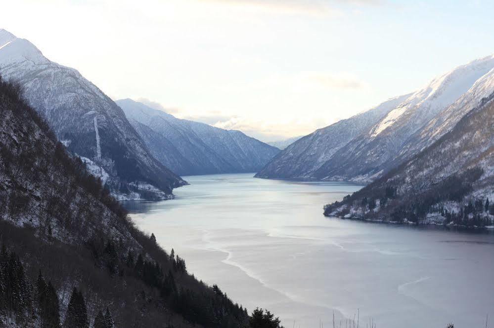 Fjaerland Fjordstove Hotell - Huseby Hotelldrift As Exteriör bild